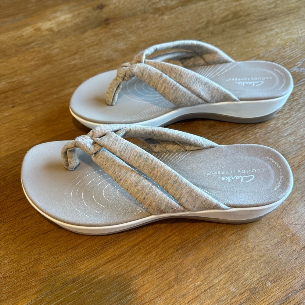 Clarks Cloudsteppers Women's Tan/Grey Platform Thong Sandals Size 9 - Picture 2 of 6